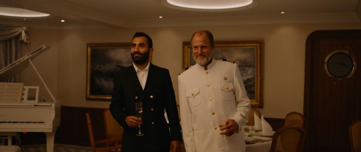 วู้ดดี ฮาเรลสัน นำทีม แฮริส ดิคกินสัน ชาร์ลบิ ดีน โชว์การแสดงสุดมาสเตอร์พีซ ใน TRIANGLE OF SADNESS  มัน ยอร์ช มาก