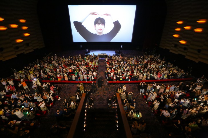 “Christmas Carol – คริสต์มาสแค้น” “จินยอง GOT7” ไลฟ์สดกลางงาน “Christmas Carol Press and Fans Special Live Screening” มอบความสุขส่งท้ายปี กวาดกระแสรีวิวแรงเกินต้าน