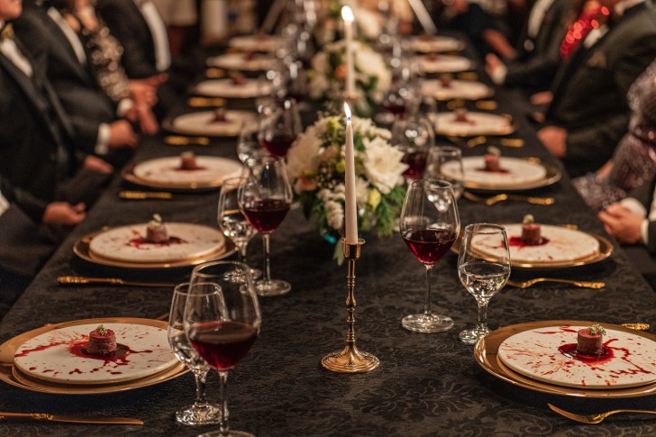 Netflix เปิดภาพแรก “ออกแบบ-ปีเตอร์-กรรณ” นำทีมเรียกน้ำย่อย ในภาพยนตร์ คนหิว เกมกระหาย (Hunger) ก่อนพบกับเมนคอร์สเต็มรูปแบบ เมษายนนี้!