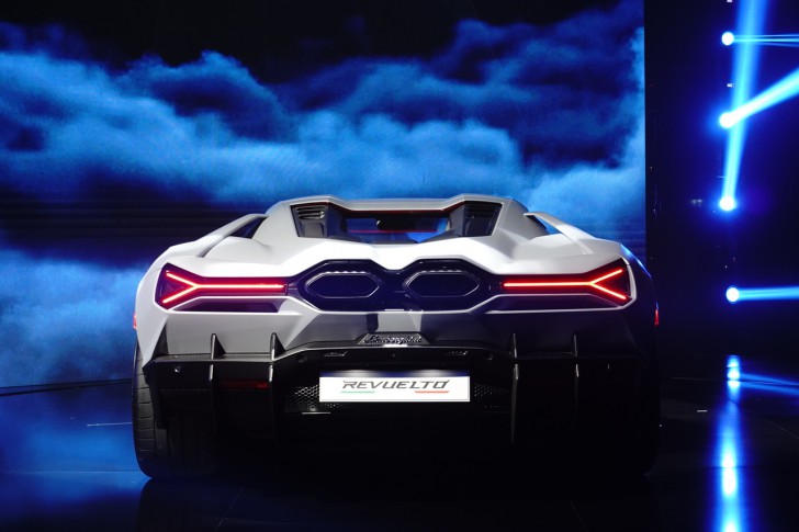 เผยโฉม Lamborghini Revuelto” รถซูเปอร์สปอร์ตปลั๊กอินไฮบริด ฉลองครบรอบ 60 ปีค่ายกระทิงดุ