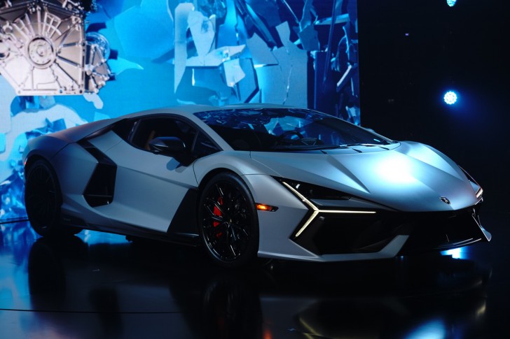 เผยโฉม Lamborghini Revuelto” รถซูเปอร์สปอร์ตปลั๊กอินไฮบริด ฉลองครบรอบ 60 ปีค่ายกระทิงดุ