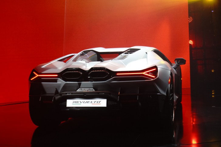 เผยโฉม Lamborghini Revuelto” รถซูเปอร์สปอร์ตปลั๊กอินไฮบริด ฉลองครบรอบ 60 ปีค่ายกระทิงดุ