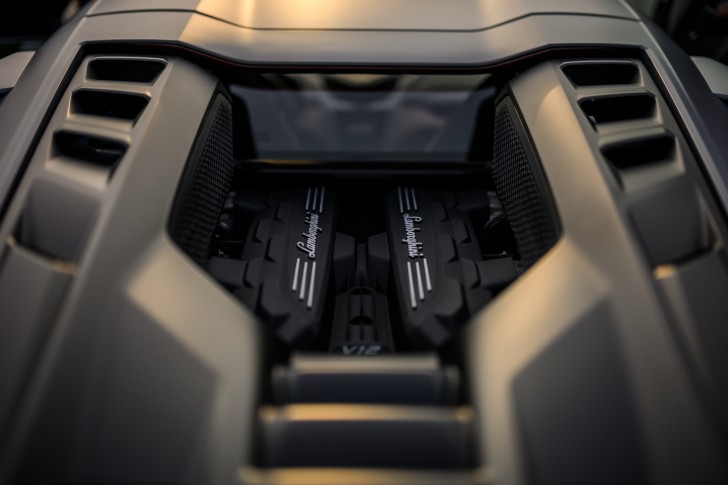 เผยโฉม Lamborghini Revuelto” รถซูเปอร์สปอร์ตปลั๊กอินไฮบริด ฉลองครบรอบ 60 ปีค่ายกระทิงดุ