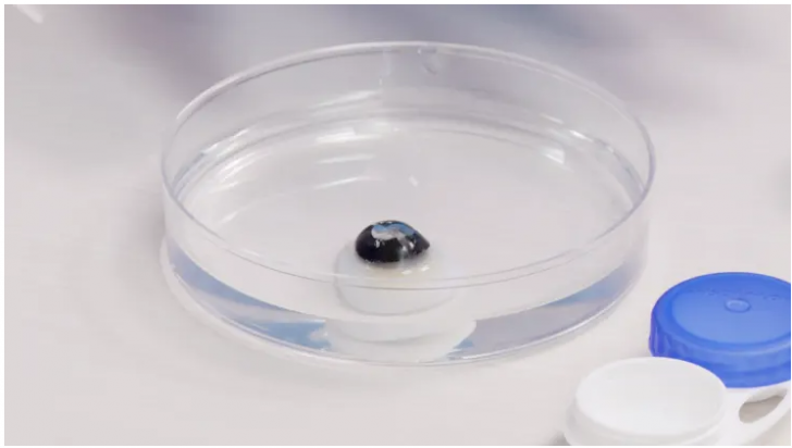 นักวิจัยพัฒนาคอนแทคเลนส์อัจฉริยะ ชาร์จแบตเตอรี่ด้วยน้ำตาได้