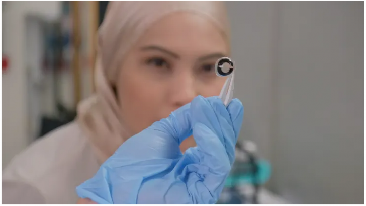 นักวิจัยพัฒนาคอนแทคเลนส์อัจฉริยะ ชาร์จแบตเตอรี่ด้วยน้ำตาได้