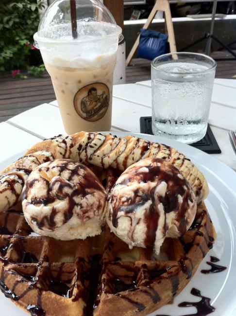 จิบกาแฟ เล่น Ukulele ที่ร้าน Ukucafe