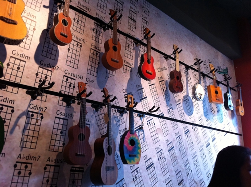 จิบกาแฟ เล่น Ukulele ที่ร้าน Ukucafe