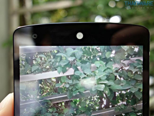 มุมบนด้านหน้า Nexus 5