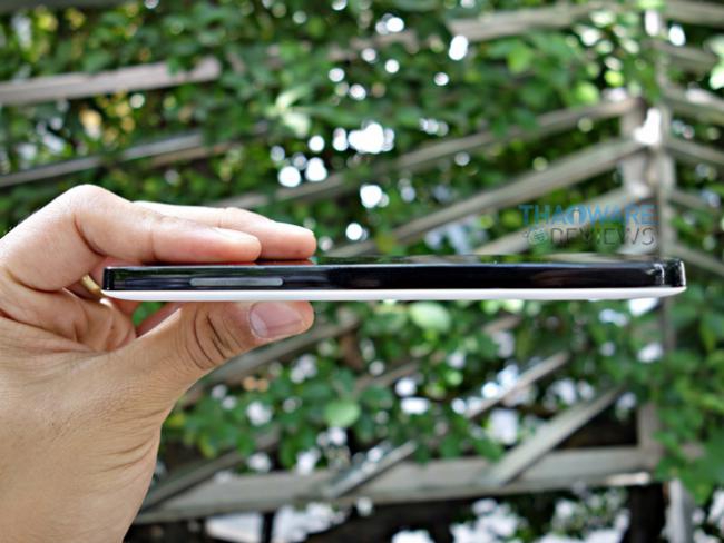 ขอบซ้ายของตัวเครื่อง Nexus 5