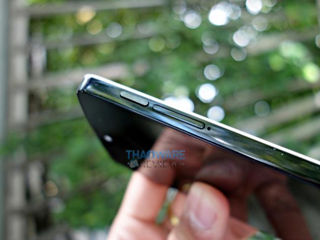 ขอบขวาของตัวเครื่อง Nexus 5