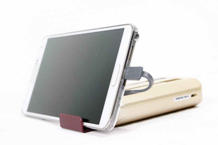 iWALK แบตฯ สำรองที่มาพร้อมกับสายชาร์จในตัวและเสียงแจ้งเตือนการใช้งาน