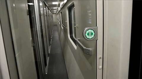 พานั่งรถไฟด่วนพิเศษขบวนใหม่ของ การรถไฟแห่งประเทศไทย