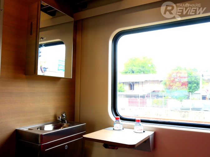 พานั่งรถไฟด่วนพิเศษขบวนใหม่ของ การรถไฟแห่งประเทศไทย