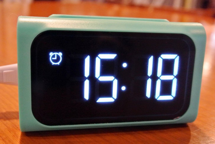 สะดวกกับการดูเวลา พร้อมชาร์จไฟ ผ่านนาฬิกาปลุกพร้อม USB ชาร์จ Remax Hub Alarm Clock 4 USB