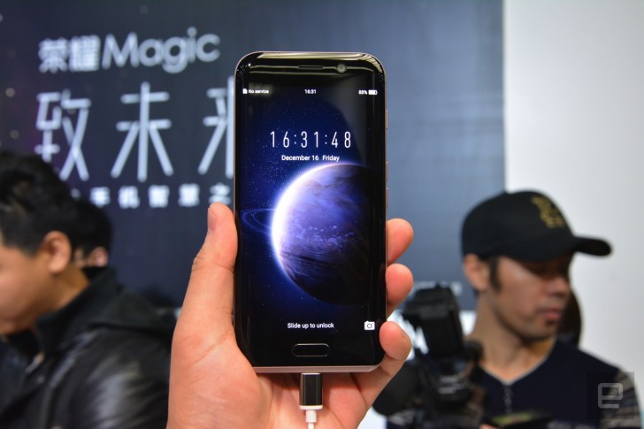 Huawei Honor Magic สมาร์ทโฟนจอโค้ง พร้อมจุดเด่น Magic Live ผู้ช่วยอัจฉริยะ [แปล]