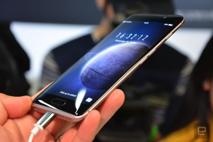 Huawei Honor Magic สมาร์ทโฟนจอโค้ง พร้อมจุดเด่น Magic Live ผู้ช่วยอัจฉริยะ [แปล]