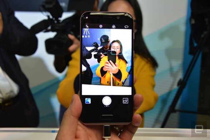 Huawei Honor Magic สมาร์ทโฟนจอโค้ง พร้อมจุดเด่น Magic Live ผู้ช่วยอัจฉริยะ [แปล]