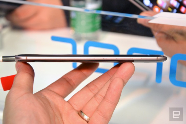 Huawei Honor Magic สมาร์ทโฟนจอโค้ง พร้อมจุดเด่น Magic Live ผู้ช่วยอัจฉริยะ [แปล]