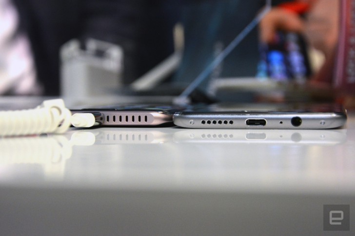 Huawei Honor Magic สมาร์ทโฟนจอโค้ง พร้อมจุดเด่น Magic Live ผู้ช่วยอัจฉริยะ [แปล]