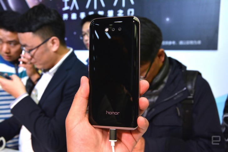 Huawei Honor Magic สมาร์ทโฟนจอโค้ง พร้อมจุดเด่น Magic Live ผู้ช่วยอัจฉริยะ [แปล]