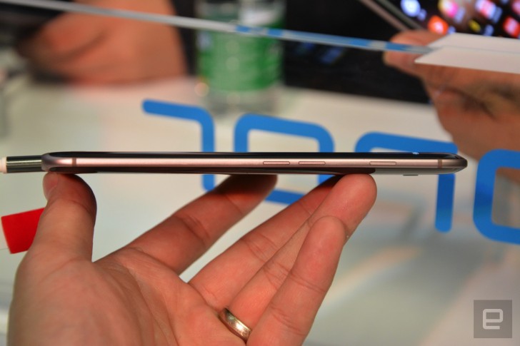 Huawei Honor Magic สมาร์ทโฟนจอโค้ง พร้อมจุดเด่น Magic Live ผู้ช่วยอัจฉริยะ [แปล]