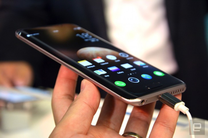 Huawei Honor Magic สมาร์ทโฟนจอโค้ง พร้อมจุดเด่น Magic Live ผู้ช่วยอัจฉริยะ [แปล]