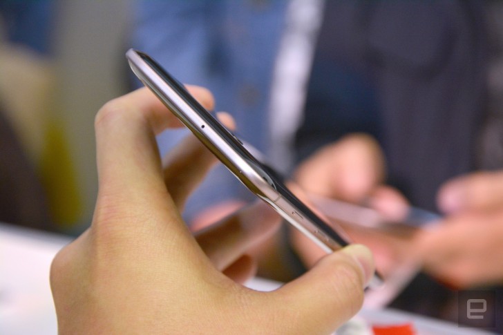 Huawei Honor Magic สมาร์ทโฟนจอโค้ง พร้อมจุดเด่น Magic Live ผู้ช่วยอัจฉริยะ [แปล]