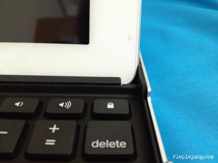 ความสามารถทีแตกต่างของ Logitech Keyboard for iPad2 และ iPad1