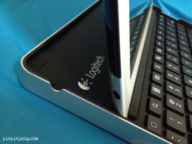 ความสามารถทีแตกต่างของ Logitech Keyboard for iPad2 และ iPad1