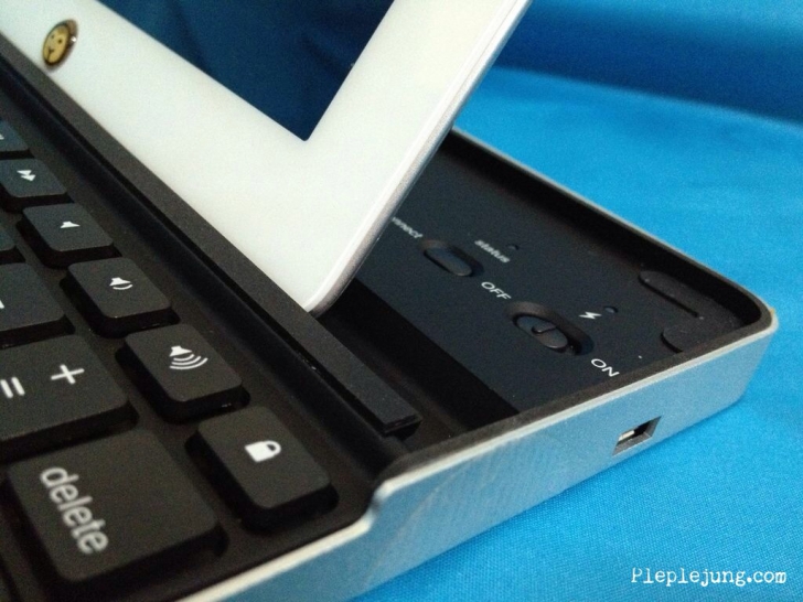 ความสามารถทีแตกต่างของ Logitech Keyboard for iPad2 และ iPad1