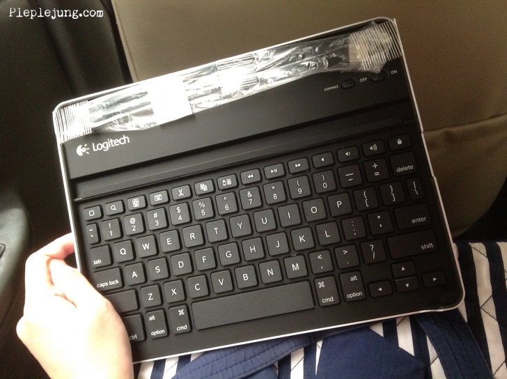 ความสามารถทีแตกต่างของ Logitech Keyboard for iPad2 และ iPad1