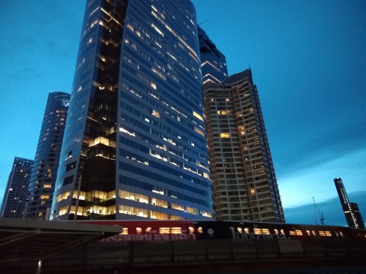 ASUS Zenfone 4 Selfie ดีไซน์สวย กล้องหน้าคู่ ถูกใจวัยเซลฟี่ ถ่ายหน้าชัดหลังเบลอได้