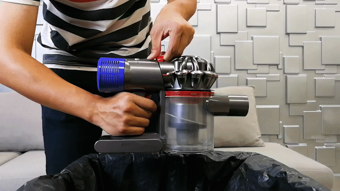 Dyson V8 Carbon Fibre เครื่องดูดฝุ่นไร้สาย อัพเกรดความแรง หัวดูดหลากหลาย จัดได้ทุกกระบวนท่า Dyson V8 Carbon Fibre เครื่องดูดฝุ่นไร้สาย อัพเกรดความแรง หัวดูดหลากหลาย จัดได้ทุกกระบวนท่า