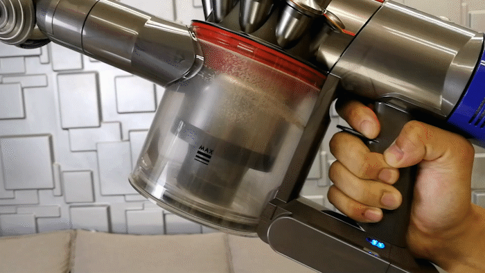 Dyson V8 Carbon Fibre เครื่องดูดฝุ่นไร้สาย อัพเกรดความแรง หัวดูดหลากหลาย จัดได้ทุกกระบวนท่า Dyson V8 Carbon Fibre เครื่องดูดฝุ่นไร้สาย อัพเกรดความแรง หัวดูดหลากหลาย จัดได้ทุกกระบวนท่า