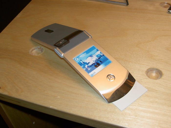 RAZR V3 มือถือที่แหกกฏของ Motorola จนประสบความสำเร็จกลายเป็นตำนาน RAZR V3 มือถือที่แหกกฏของ Motorola จนประสบความสำเร็จกลายเป็นตำนาน