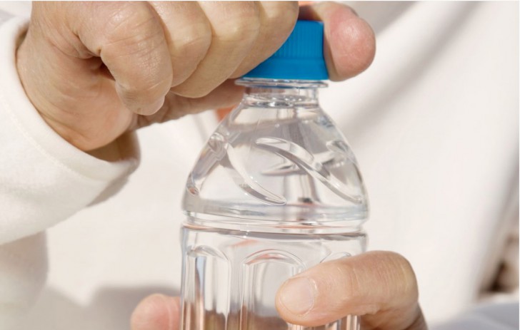 การเปิดฝาขวดน้ำไม่ออกไม่ใช่เรื่องล้อเล่น แต่เป็นความทรมาน (ของบางคน)