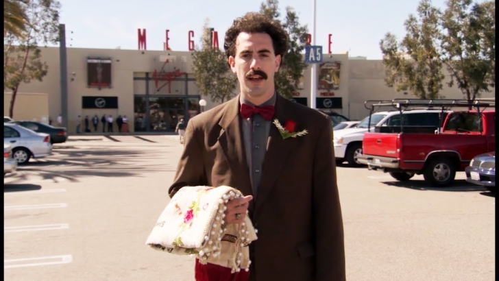 หนัง ภาพยนตร์ Borat : การเสียดสีความเป็นอเมริกันอย่างเจ็บแสบ