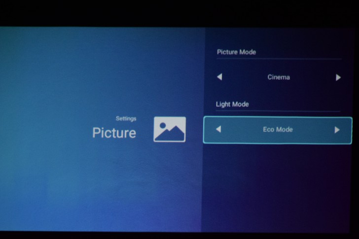 BenQ GV1 มินิโปรเจคเตอร์พกพา เชื่อมต่อ Wi-Fi ได้ พร้อมลำโพง Bluetooth ในตัว