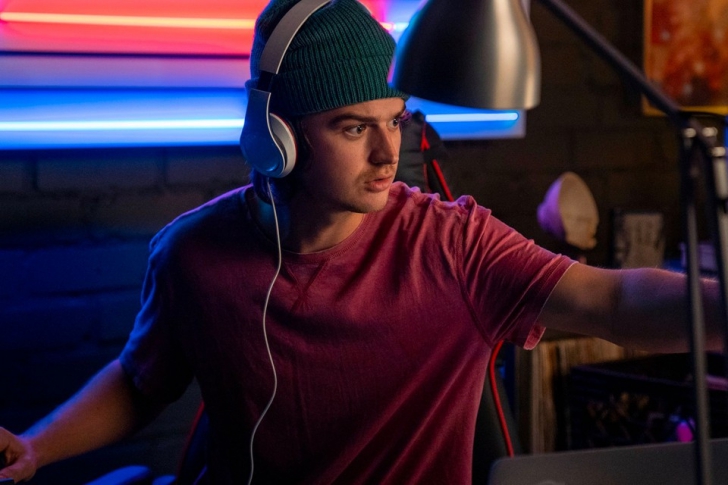 หนังสารคดี Death to 2020 : ตบหน้าคนมีอำนาจ ด้วยมุกจิกกัดเอาใจคนรุ่นใหม่ หนังสารคดี Death to 2020 : ตบหน้าคนมีอำนาจ ด้วยมุกจิกกัดเอาใจคนรุ่นใหม่