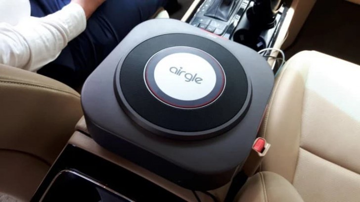 ขณะวางเครื่องฟอกอากาศในรถ Airgle AG25 คอนโซลกลาง