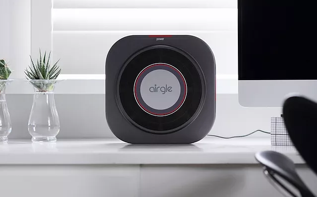 การใช้งานเครื่องฟอกอากาศในรถ Airgle AG25 ด้วยการวางบนโต๊ะ