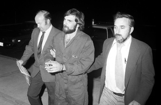 Ronald DeFeo Jr. ถูกควบคุมตัว