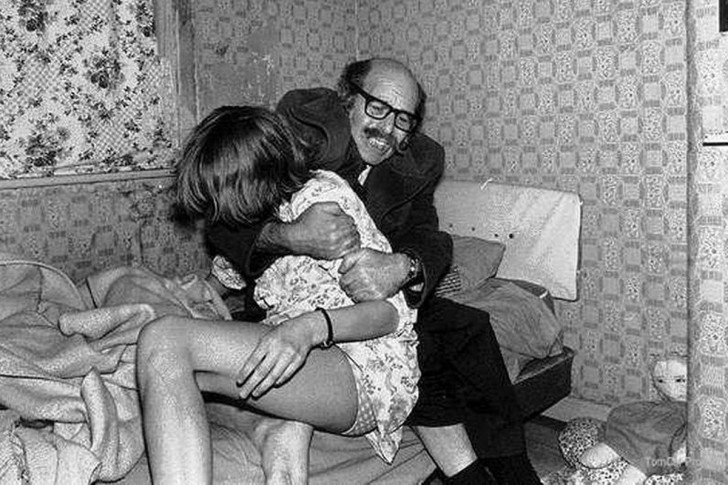 นักสืบเรื่องเหนือธรรมชาติ Maurice Grosse ขณะกำลังจับ Janet ที่เชื่อว่าถูกผีสิง