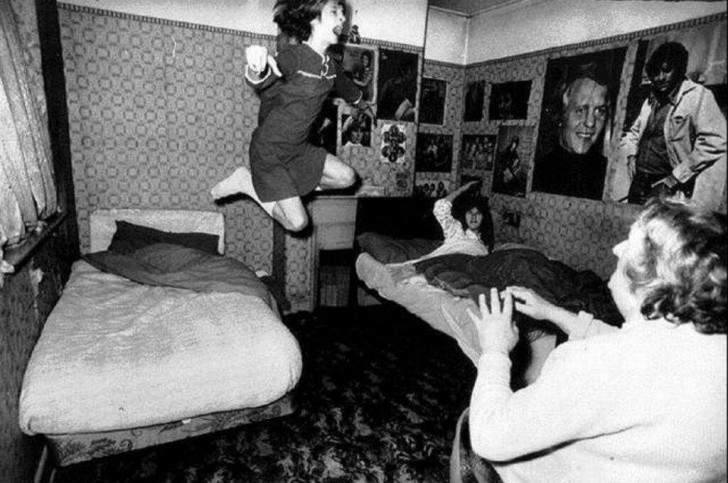 ภาพ Janet ลอยขึ้นเหนือพื้น