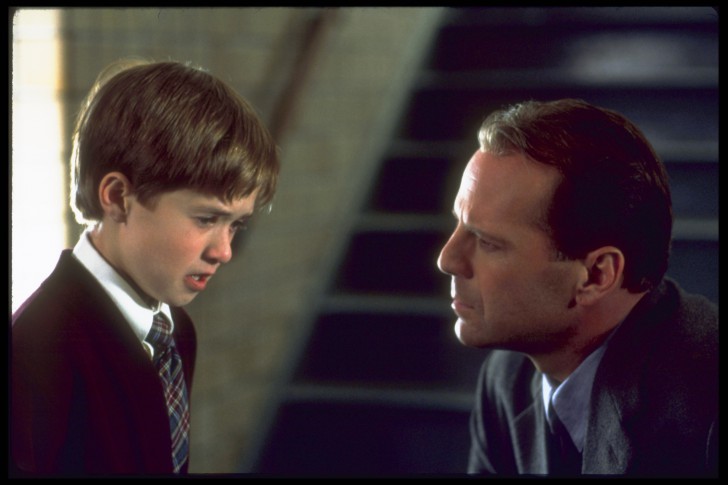 Haley Joel Osment และ Bruce Willis ใน หนัง ภาพยนตร์ The Sixth Sense
