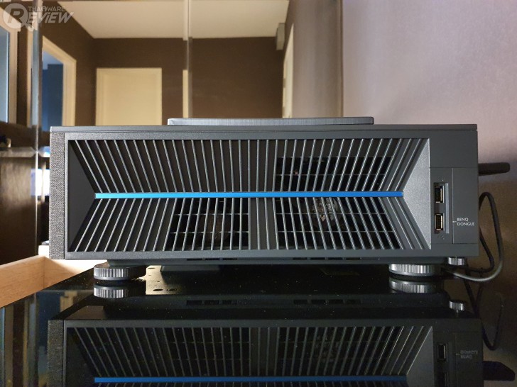 ด้านข้างโปรเจคเตอร์ BenQ V7050i