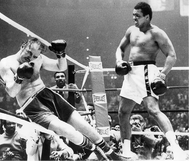Chuck Wepner (ขวา) โดน Muhammad Ali (ซ้าย) น็อค