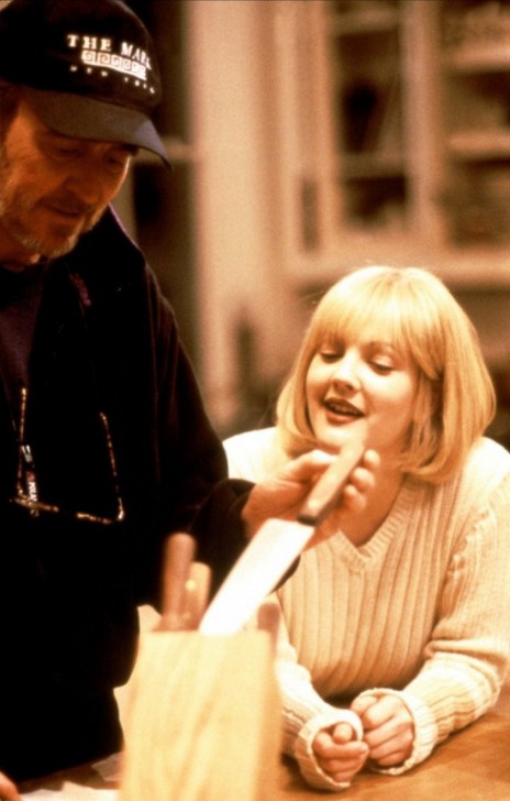 Wes Craven (ซ้าย) กับ Drew Barrymore (ขวา)