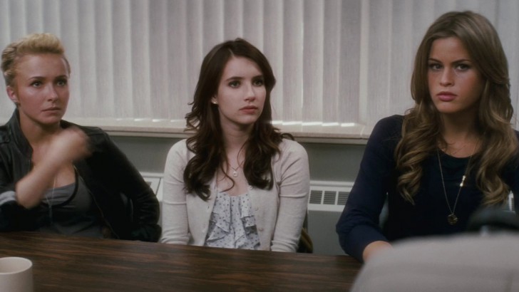 Jill Roberts (คนกลาง)