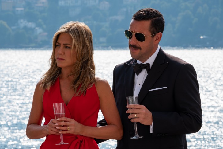 Jennifer Aniston ในบท Audrey Spitz และ Adam Sandler ในบท Nick Spitz จาก Murder Mystery 